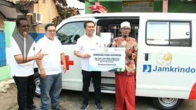 Jamkrindo Donasikan 2 Ambulans untuk Kesehatan Masyarakat