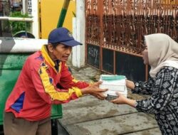 UMK Salurkan Bansos Covid-19 ke Warga Terdampak